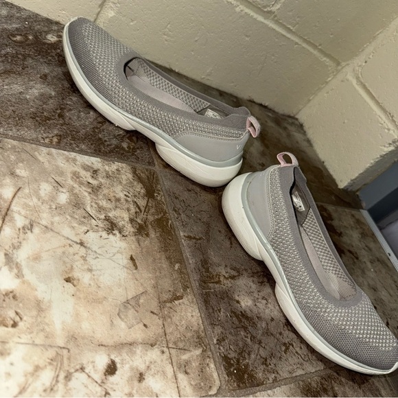 Womens Vionic Vortex Kallie Slip on Gray and White Casual Flat Shoes Size 5 - Picture 6 of 16